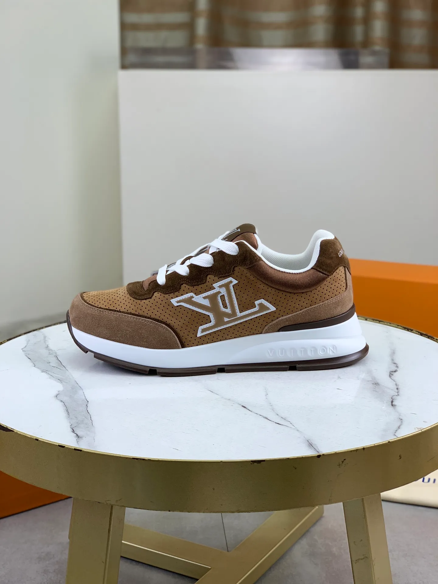 Factory price P700 💶 Top version [LOUIS VUITTON] Couple 🧑‍🤝‍🧑 Craftsman style Counter series (original order) New style 🍀LV Louis Vuitton - top version LV classic high-top trendy shoes! Made of imported original craft calfskin, original breathable lining, and original wear-resistant, lightweight, high-end TPU outsole! High quality products! 2️⃣ colors available, size: male 38-44 (45 46 customized)